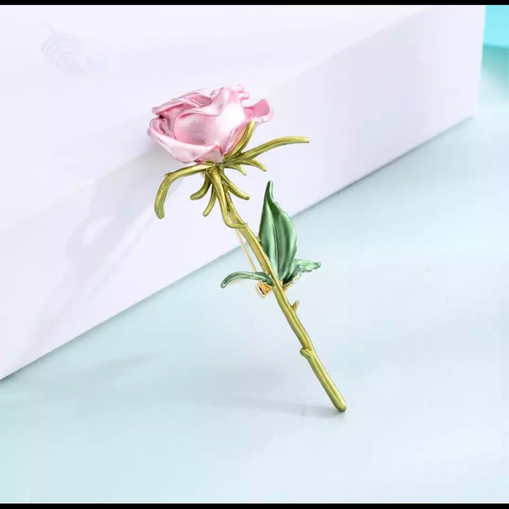 Pink tea rose brooch/pin.